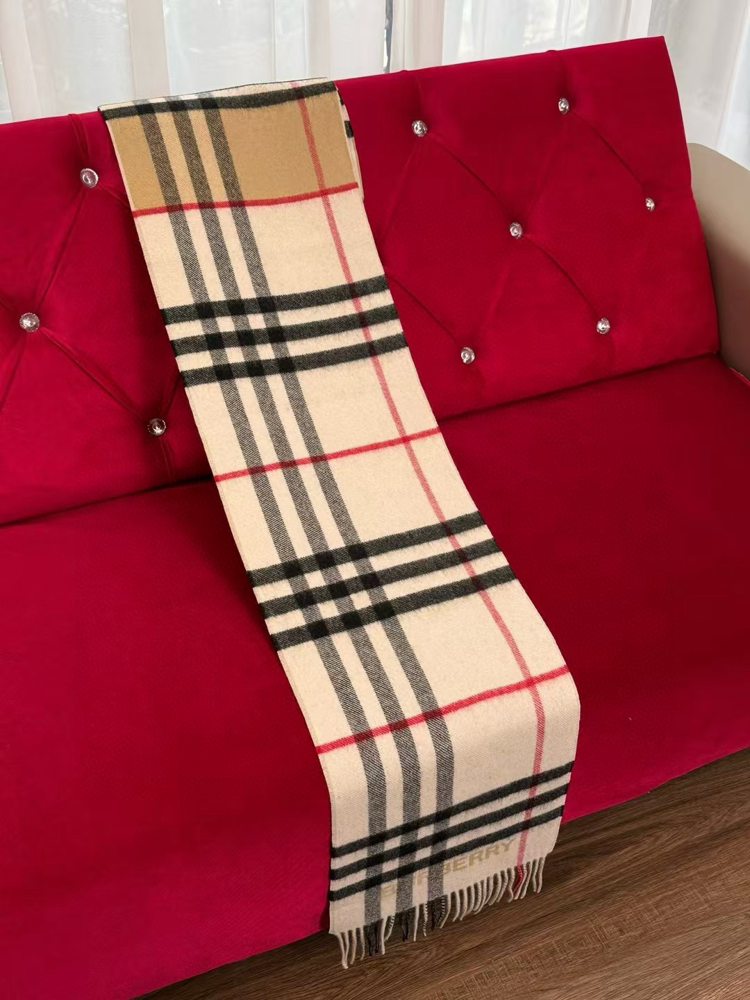 🆕𝐁𝐔𝐑𝐁𝐄𝐑𝐑𝐘对比感格纹想要温暖冬季的必备百搭单品，今年冬天保证 出镜率No. 1⃣️B家羊绒拼色围