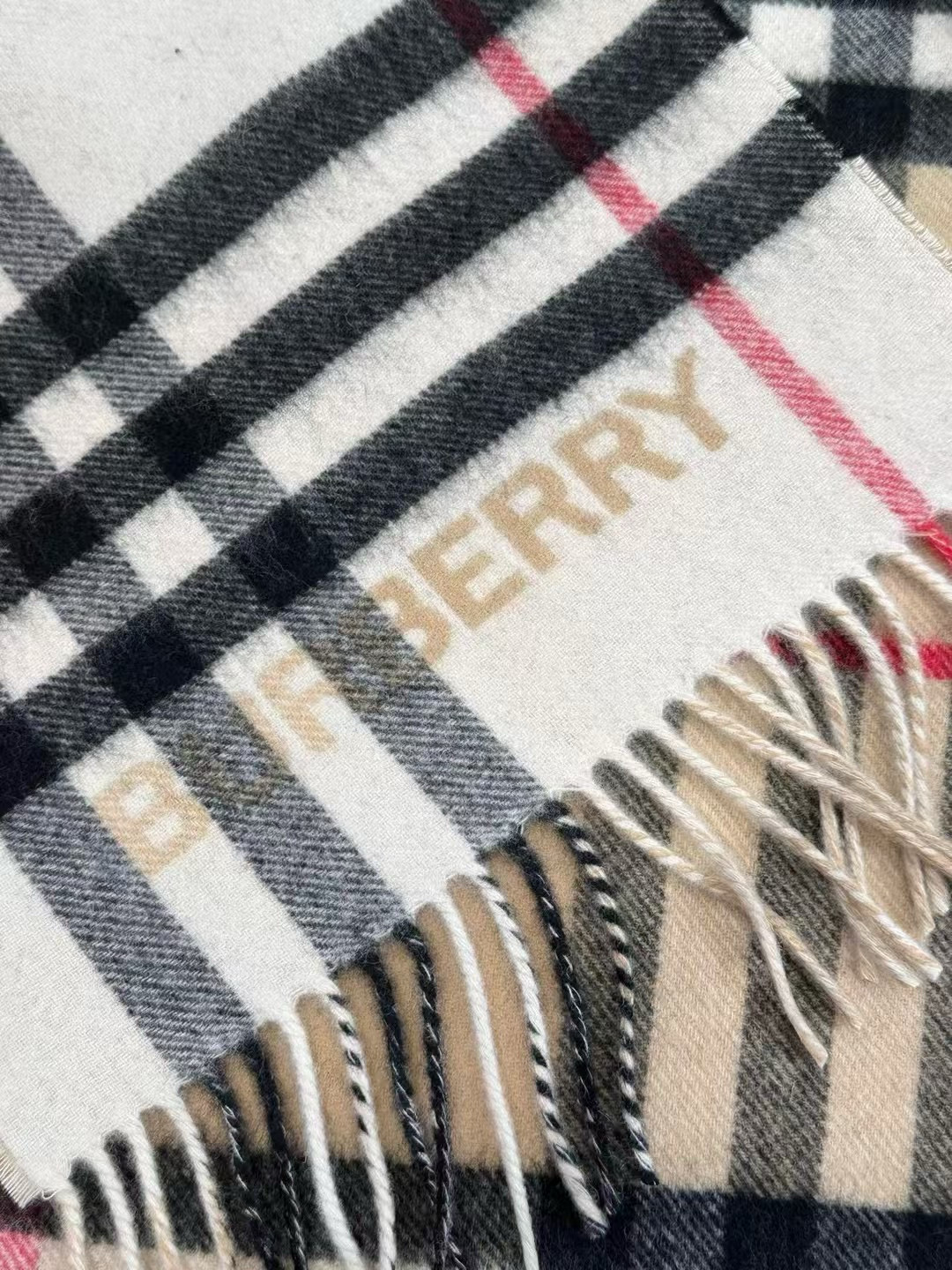 🆕𝐁𝐔𝐑𝐁𝐄𝐑𝐑𝐘对比感格纹想要温暖冬季的必备百搭单品，今年冬天保证 出镜率No. 1⃣️B家羊绒拼色围