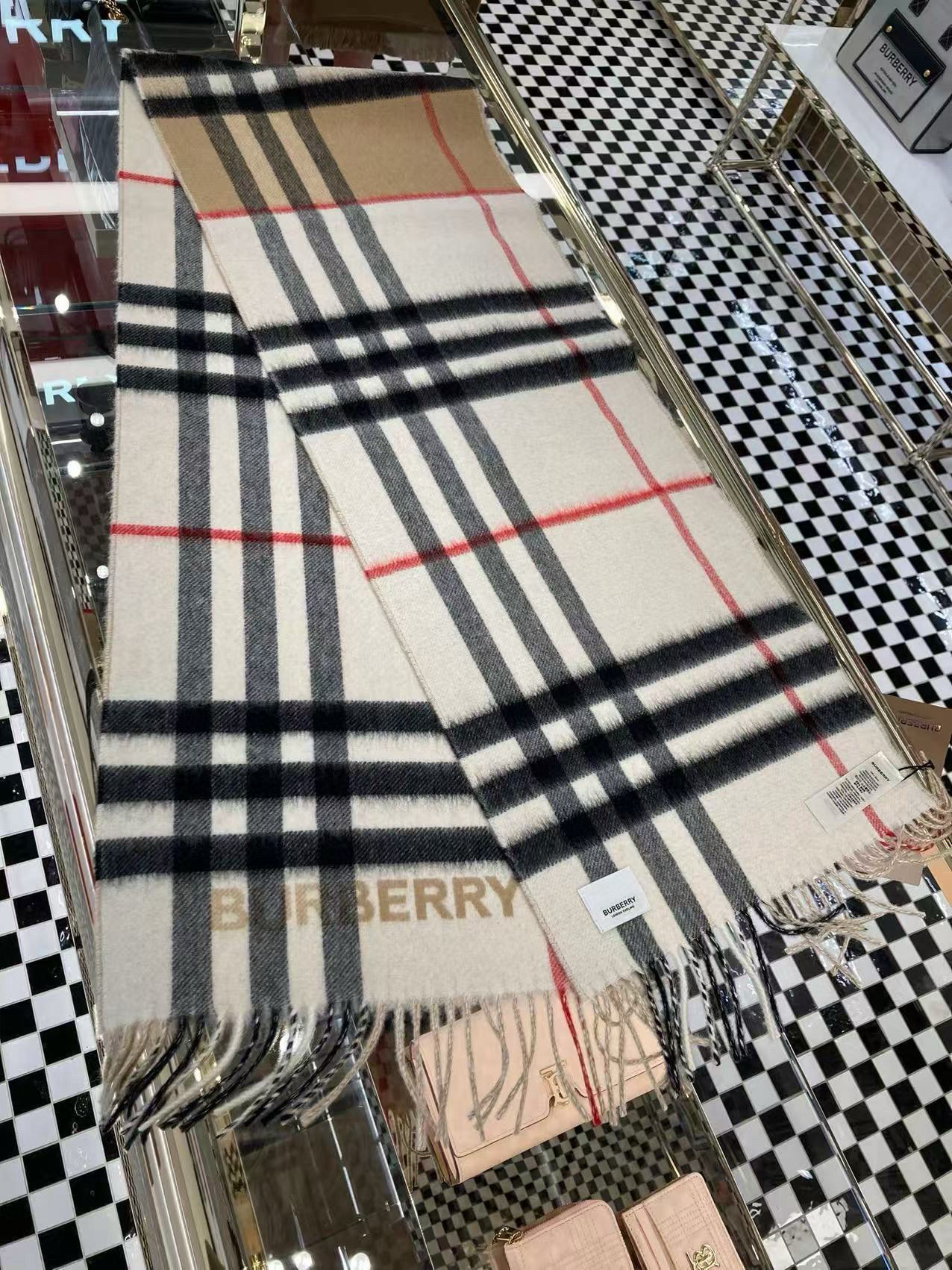 🆕𝐁𝐔𝐑𝐁𝐄𝐑𝐑𝐘对比感格纹想要温暖冬季的必备百搭单品，今年冬天保证 出镜率No. 1⃣️B家羊绒拼色围