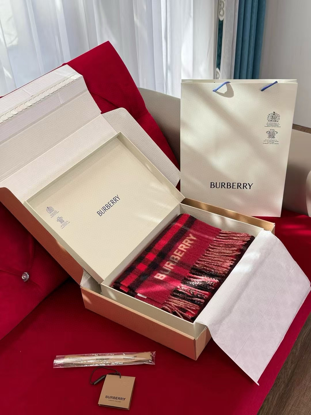 🆕𝐁𝐔𝐑𝐁𝐄𝐑𝐑𝐘对比感格纹想要温暖冬季的必备百搭单品，今年冬天保证 出镜率No. 1⃣️B家羊绒拼色围