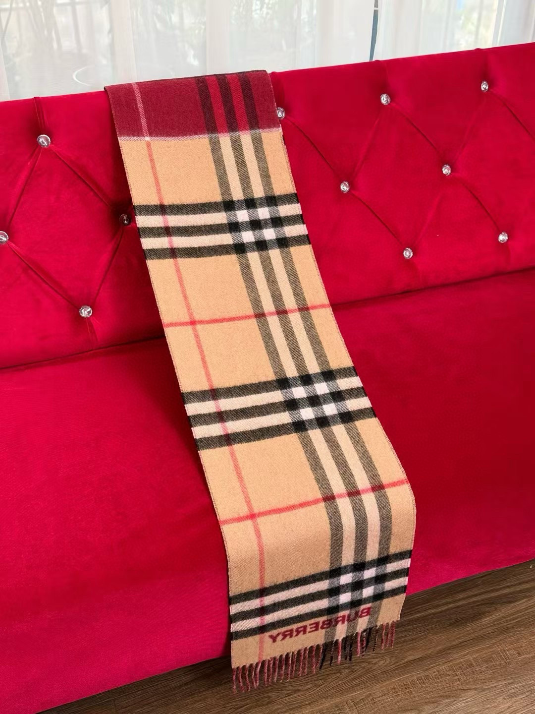 🆕𝐁𝐔𝐑𝐁𝐄𝐑𝐑𝐘对比感格纹想要温暖冬季的必备百搭单品，今年冬天保证 出镜率No. 1⃣️B家羊绒拼色围