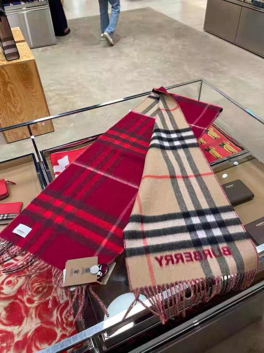 🆕𝐁𝐔𝐑𝐁𝐄𝐑𝐑𝐘对比感格纹想要温暖冬季的必备百搭单品，今年冬天保证 出镜率No. 1⃣️B家羊绒拼色围