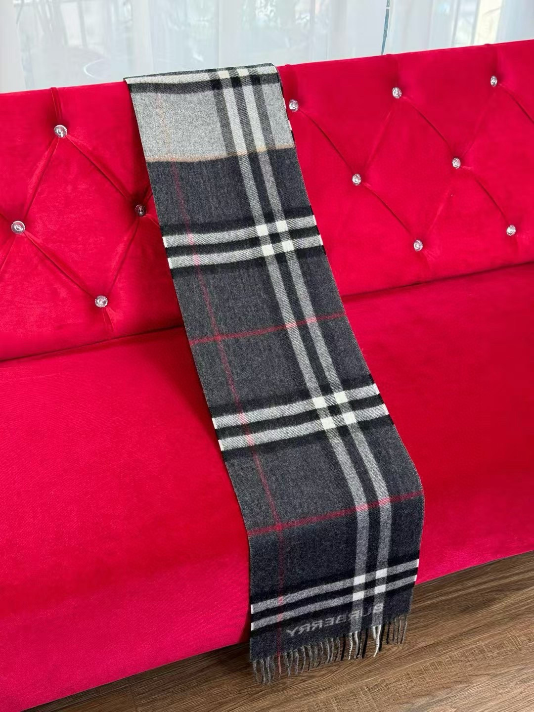 🆕𝐁𝐔𝐑𝐁𝐄𝐑𝐑𝐘对比感格纹想要温暖冬季的必备百搭单品，今年冬天保证 出镜率No. 1⃣️B家羊绒拼色围