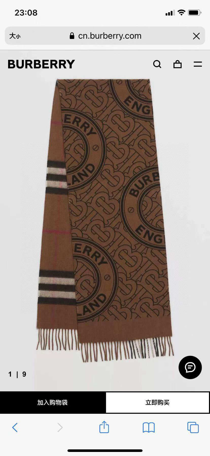 NO:542087,Burberry double-sided badge plaid cashmere scarf on one side is classic cashmere plaid and letter badge on the other side, which is completely equivalent to the new style sold by two scarves. It is very thick, warm, weaving is too complicated, it takes too long, and the unsupported size is 30*180cm. B uses the double-sided design on the scarf more than once, and the effect is superb. 5+ I heard from the factory that this batch of goods is also a headache for the whole factory. You can't use the traditional scarf brushing method, because pulling the bottom velvet up will also damage the yarn, so you have never heard of the word 'zero-point bottom velvet method'. This is a professional term for scarf back, and the technical difficulty is extremely high. Simply put, rely on the belt speed of the velvet machine, and the bottom velvet is slightly raised so that the scarf will not be damaged... Not to mention it, sell the goods, you can say that you are making a profit!  High-version scarf, high-version scarf, burberry19860909Burberry双面徽章格子羊绒围巾一面是经典羊绒格子,一面是字母徽章,完全等于2条围巾专柜热卖的新款,非常厚实保暖织造太复杂,耗时太长了,售完无补的尺寸30*180cm,B将双面设计不只一次用在了围巾上,效果是超级棒的,专柜5+听工厂说这批货让后整厂也是很头疼的,不能用传统围巾草拉绒的起绒方式,因为把底绒拉起来的同时,也会损坏纱线,所以用了零点底绒法这个词大家都没听过吧,这是围巾后整的专业术语,技术难度极为大.简单说下就是依靠起绒机的带速,把底绒稍微起来一点,这样才不会破坏围巾...不说了,卖货吧,抢到可以说就是赚到了！高版本围巾,高版本围巾,burberry,scarf