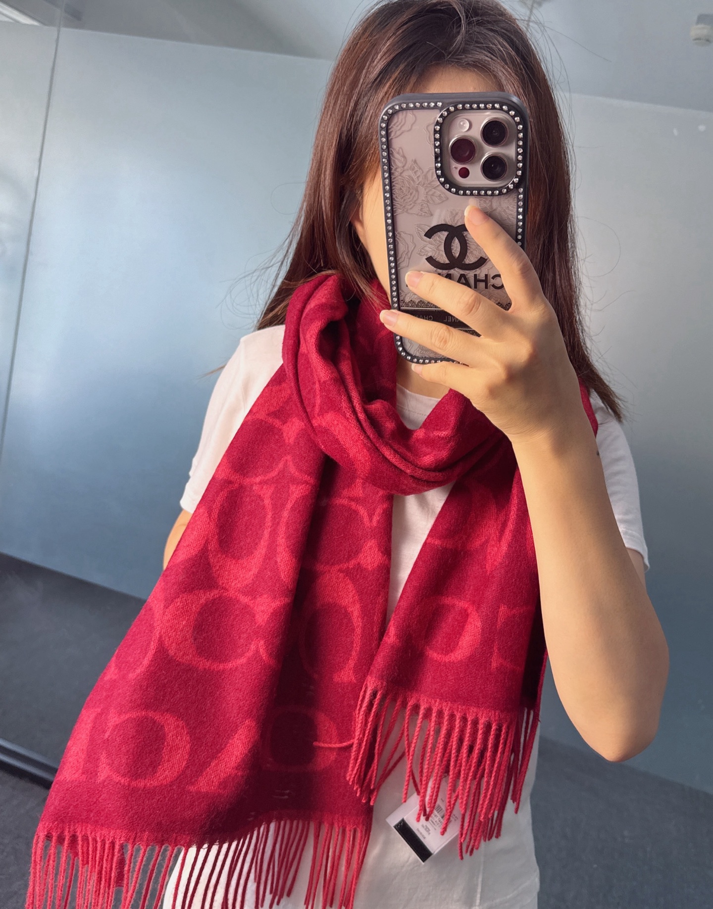 NO:542073,[COCAH · Coach Classic Logo Large Size Scarf] The counter is grabbing goods at the rhythm of [high-end original version with full set of auxiliary materials] Coach classic C letters are so beautiful!  Not only has good looks but also quality, 97 wool + 3 cashmere, super soft and comfortable, size 195×53cm, overall width is OK, it is considered a small shawl. The complementary colors on the front and back are made of dark logos on one side and light colored bottom on the other side, the other side is the opposite color. The autumn and winter scarf must be made of this high-version scarf, high-version scarf, coach, coach, shawls19860909【COCAH · 蔻驰经典标志大尺寸围巾】专柜都在抢货的节奏【高端原版尾单全套辅料齐全】Coach经典C字母太好看了吧！不仅有颜值还有品质,97羊毛+3羊绒,手感超级软糯和舒服,尺寸195×53cm,整体宽度还可以,算是个小披肩.正反面做的互补色,一面是深色logo搭配浅色底,另一面是相反色,秋冬围巾一定要冲这一条高版本围巾,高版本围巾,coach,coach,shawls,scarf