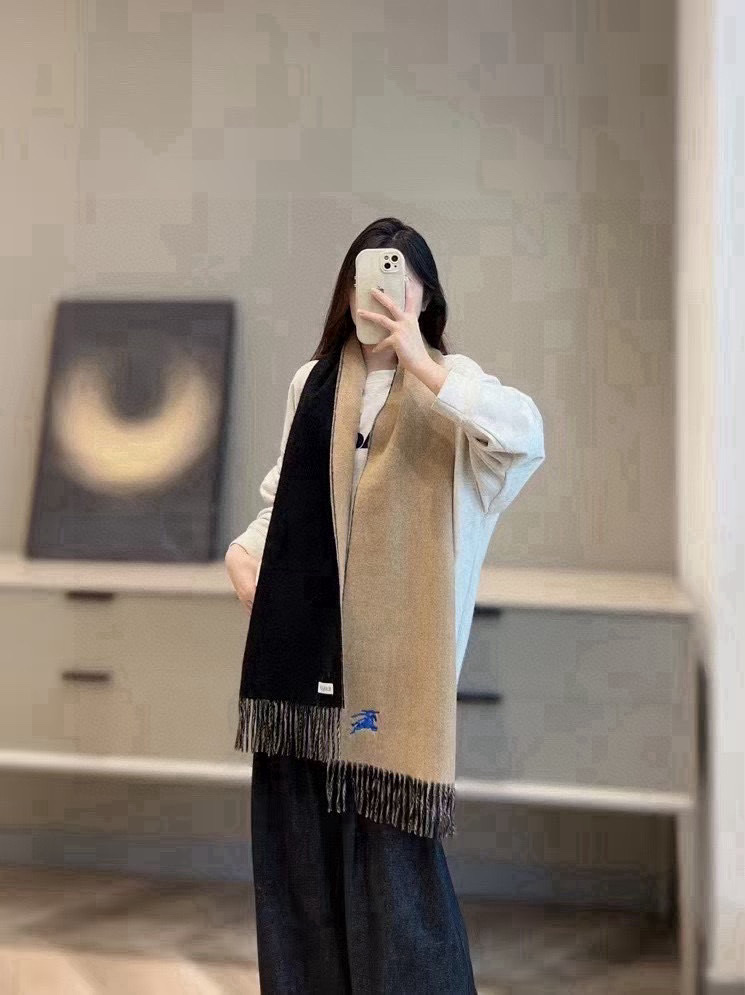 🆕𝐁𝐔𝐑𝐁𝐄𝐑𝐑𝐘 • 【双面素色刺绣长巾】官网同步上新❗️Size：168x30cm 100%绵羊毛慵