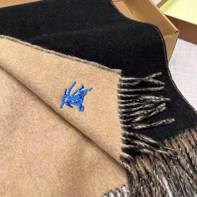 🆕𝐁𝐔𝐑𝐁𝐄𝐑𝐑𝐘 • 【双面素色刺绣长巾】官网同步上新❗️Size：168x30cm 100%绵羊毛慵