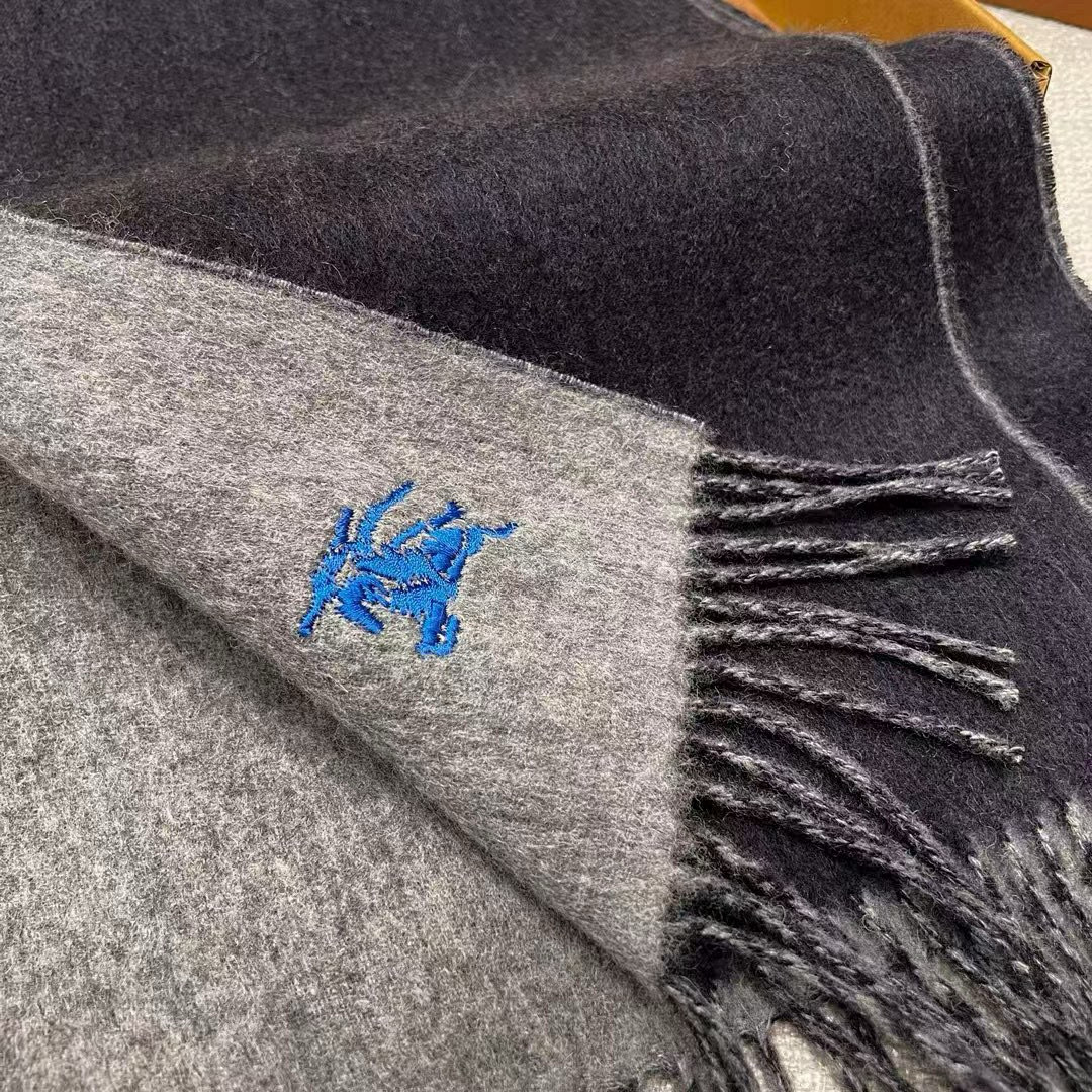 🆕𝐁𝐔𝐑𝐁𝐄𝐑𝐑𝐘 • 【双面素色刺绣长巾】官网同步上新❗️Size：168x30cm 100%绵羊毛慵