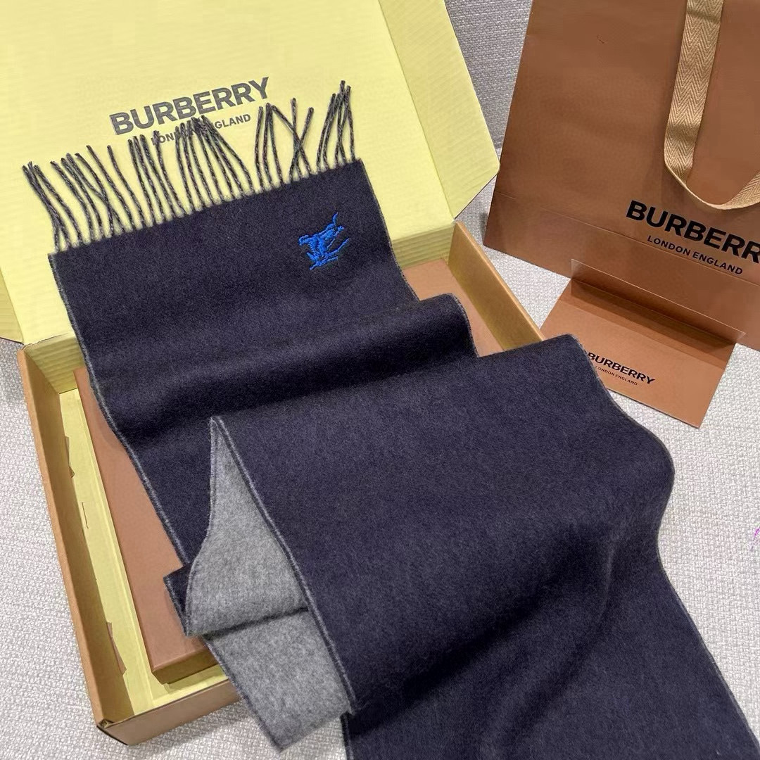 🆕𝐁𝐔𝐑𝐁𝐄𝐑𝐑𝐘 • 【双面素色刺绣长巾】官网同步上新❗️Size：168x30cm 100%绵羊毛慵