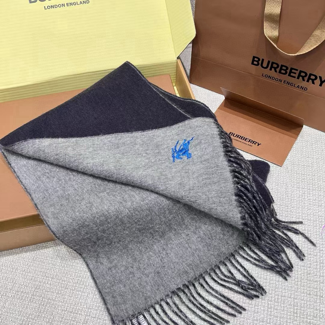 🆕𝐁𝐔𝐑𝐁𝐄𝐑𝐑𝐘 • 【双面素色刺绣长巾】官网同步上新❗️Size：168x30cm 100%绵羊毛慵