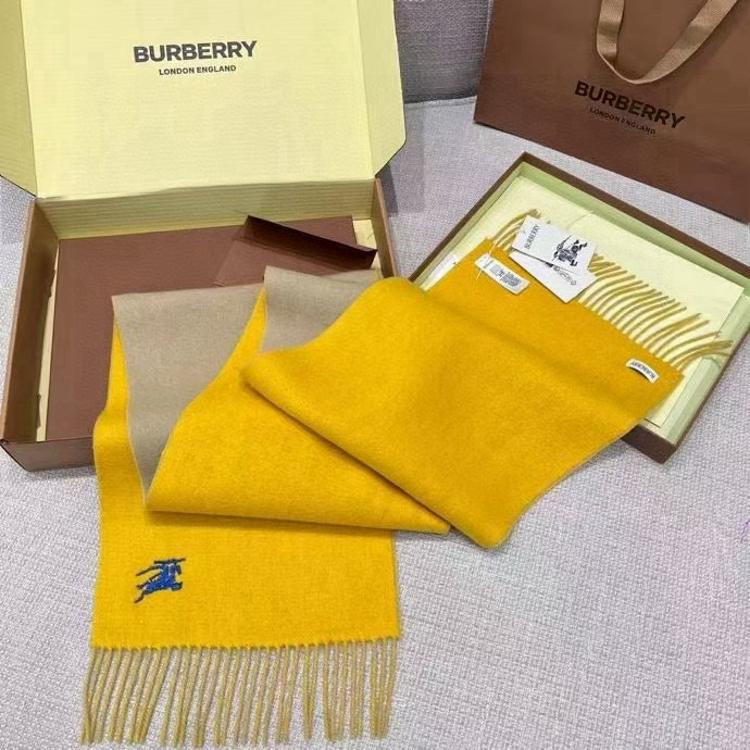 🆕𝐁𝐔𝐑𝐁𝐄𝐑𝐑𝐘 • 【双面素色刺绣长巾】官网同步上新❗️Size：168x30cm 100%绵羊毛慵