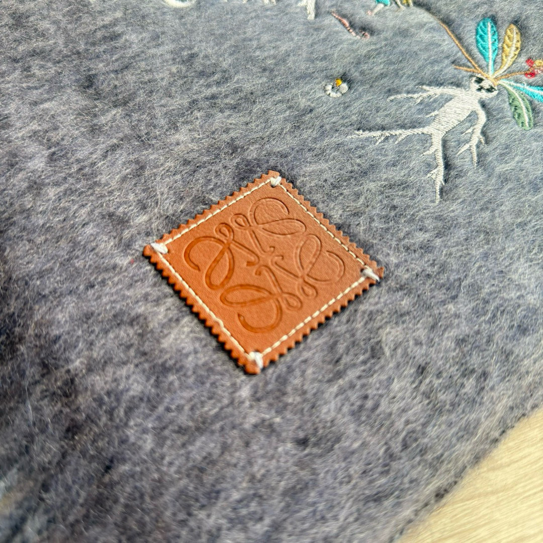 🆕Loewe · 罗意威和日本陶瓷艺术家SunaFujita联名绝美冰川蓝配上小企鹅和潜水员像在海洋里畅