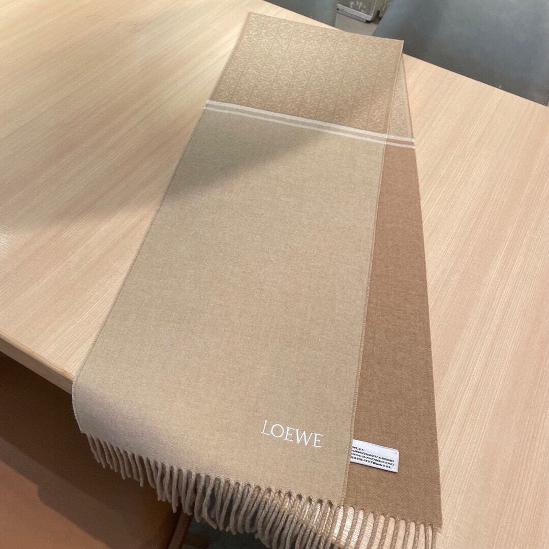 🆕LOEWE双面围巾，中克重双面羊毛和羊绒混纺围巾。全覆盖提花 Anagram流苏边缘角落饰有 LOEW