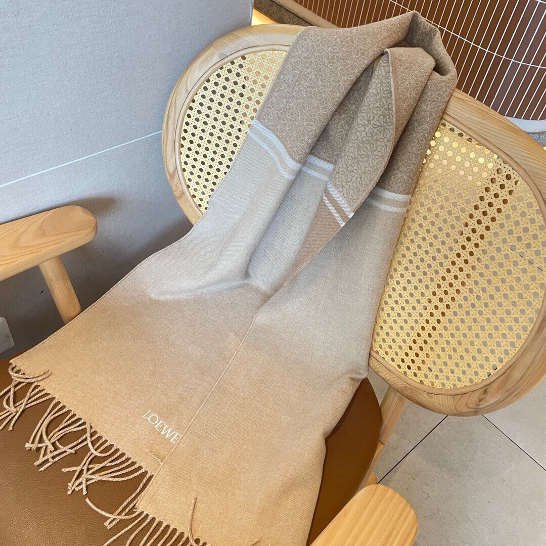 🆕LOEWE双面围巾，中克重双面羊毛和羊绒混纺围巾。全覆盖提花 Anagram流苏边缘角落饰有 LOEW