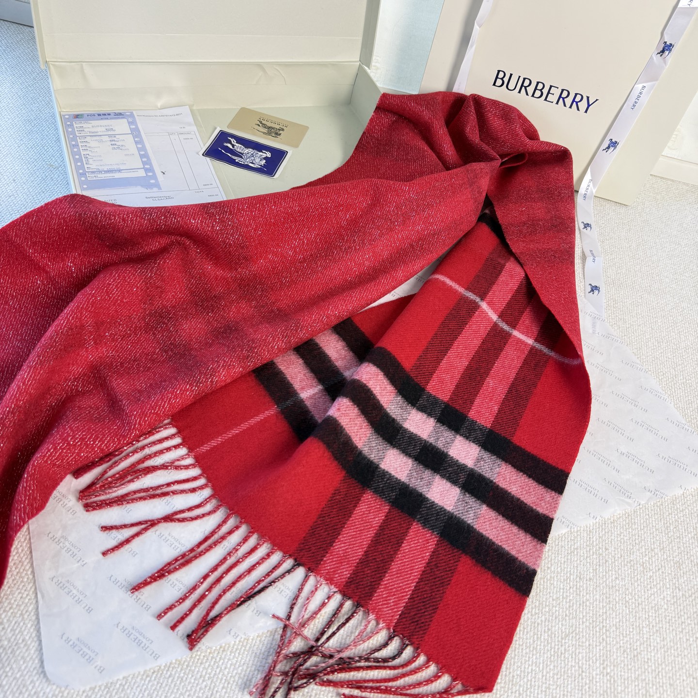 🆕‼️Burberry双面格纹金属线羊绒围巾，极品奢华，一面是经典羊绒格纹，一面是金银丝镶嵌的纯色，搭配