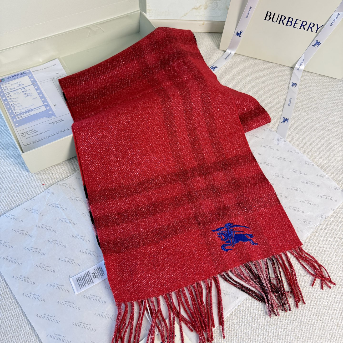 🆕‼️Burberry双面格纹金属线羊绒围巾，极品奢华，一面是经典羊绒格纹，一面是金银丝镶嵌的纯色，搭配