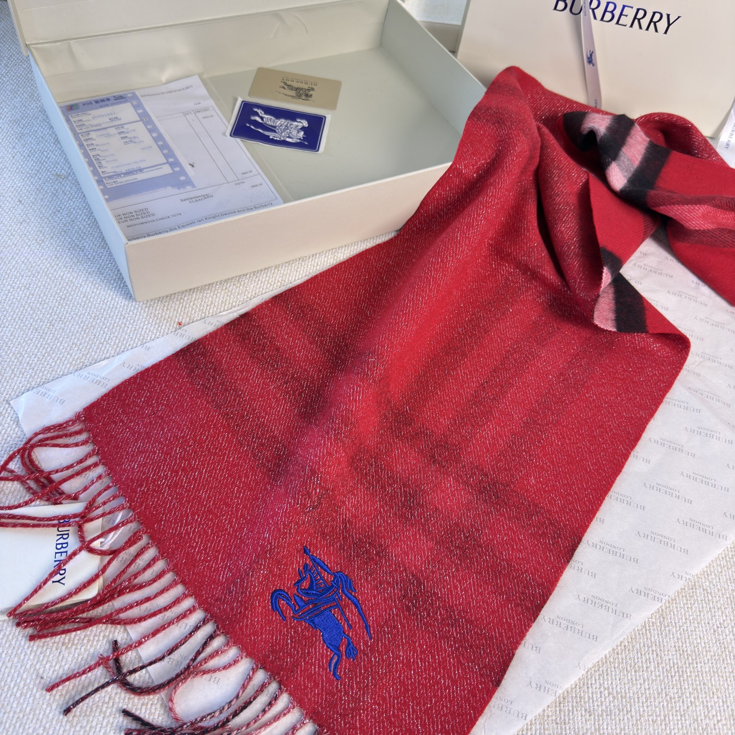 🆕‼️Burberry双面格纹金属线羊绒围巾，极品奢华，一面是经典羊绒格纹，一面是金银丝镶嵌的纯色，搭配