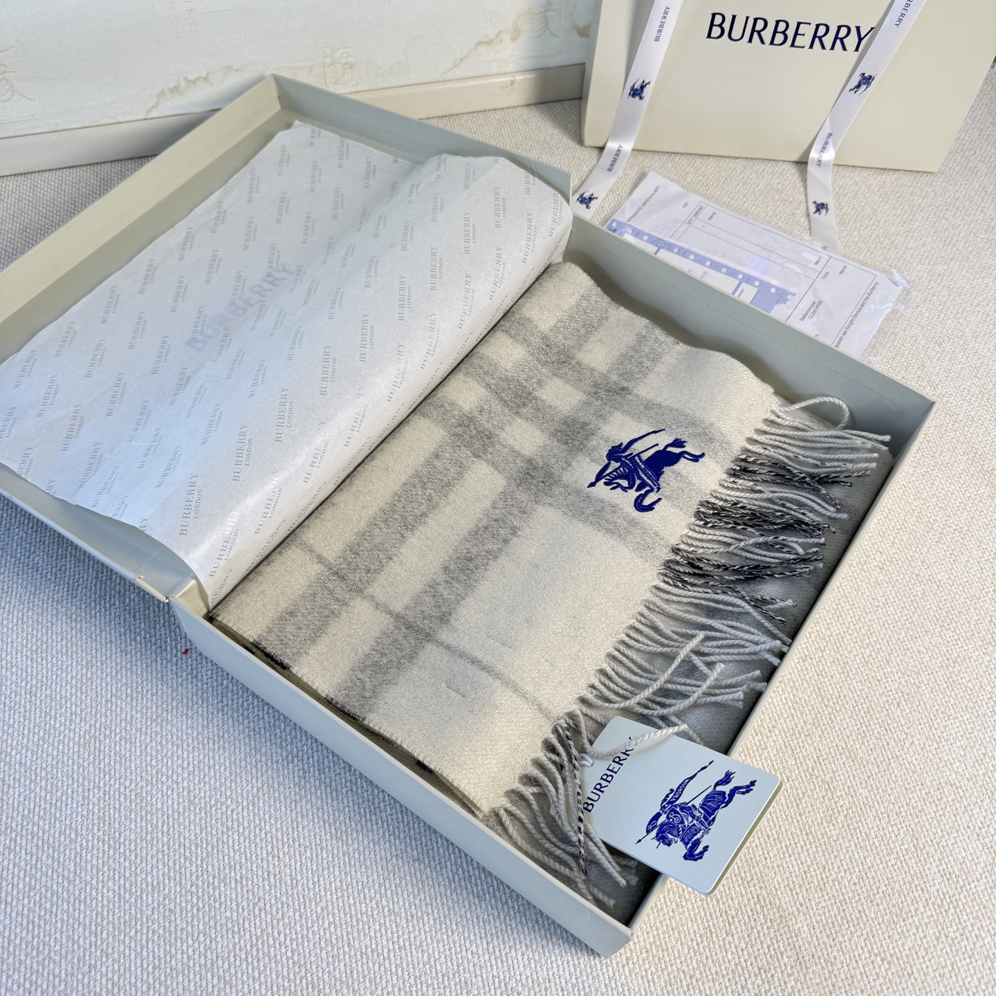 🆕‼️Burberry双面格纹金属线羊绒围巾，极品奢华，一面是经典羊绒格纹，一面是金银丝镶嵌的纯色，搭配