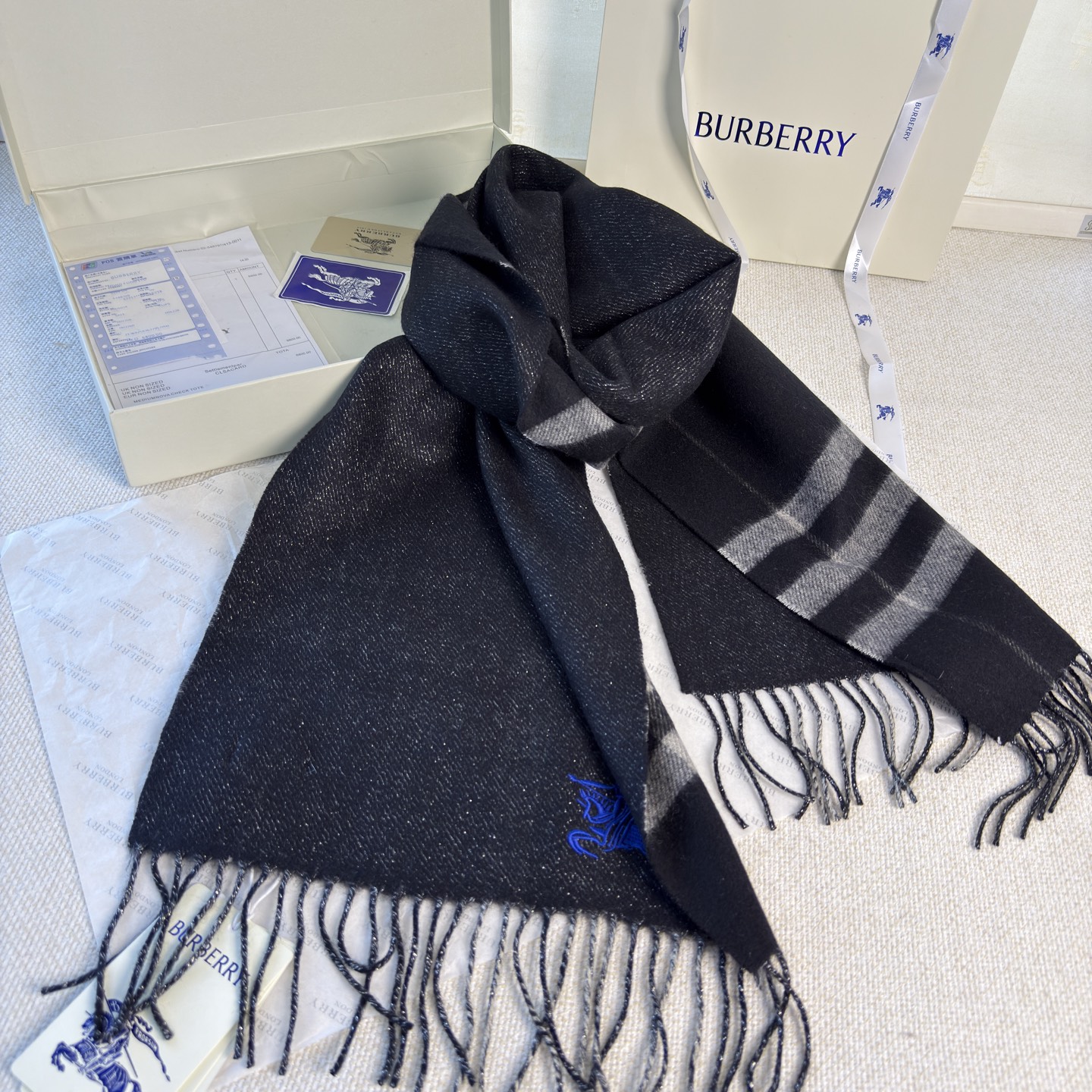 🆕‼️Burberry双面格纹金属线羊绒围巾，极品奢华，一面是经典羊绒格纹，一面是金银丝镶嵌的纯色，搭配