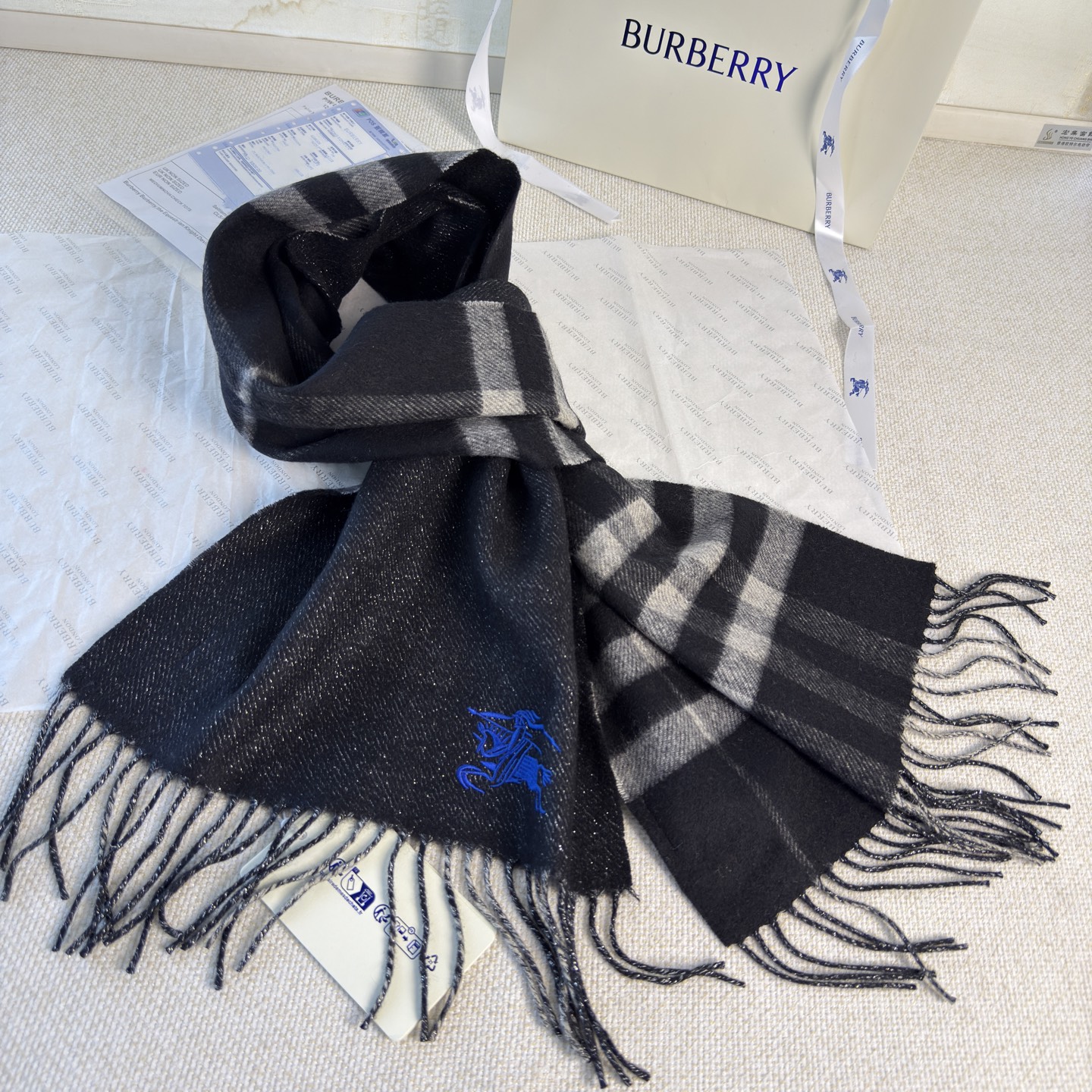 🆕‼️Burberry双面格纹金属线羊绒围巾，极品奢华，一面是经典羊绒格纹，一面是金银丝镶嵌的纯色，搭配