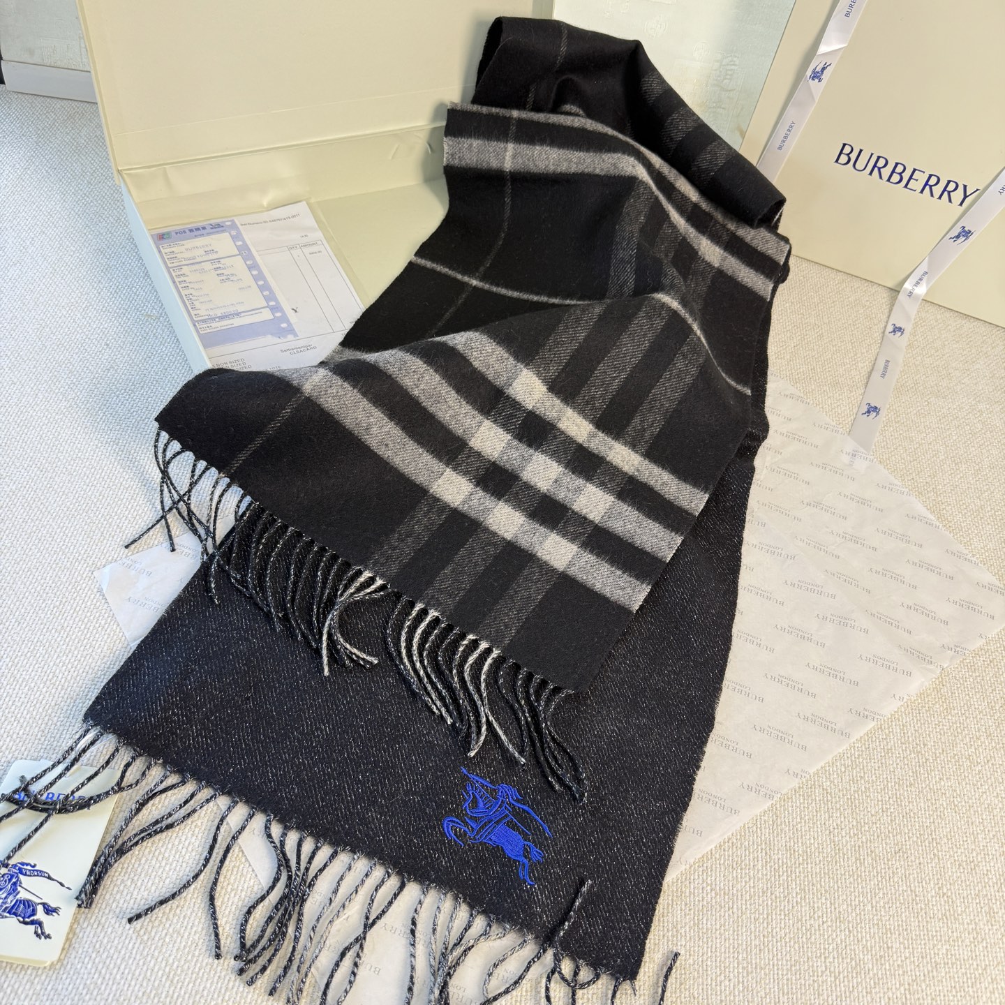 🆕‼️Burberry双面格纹金属线羊绒围巾，极品奢华，一面是经典羊绒格纹，一面是金银丝镶嵌的纯色，搭配