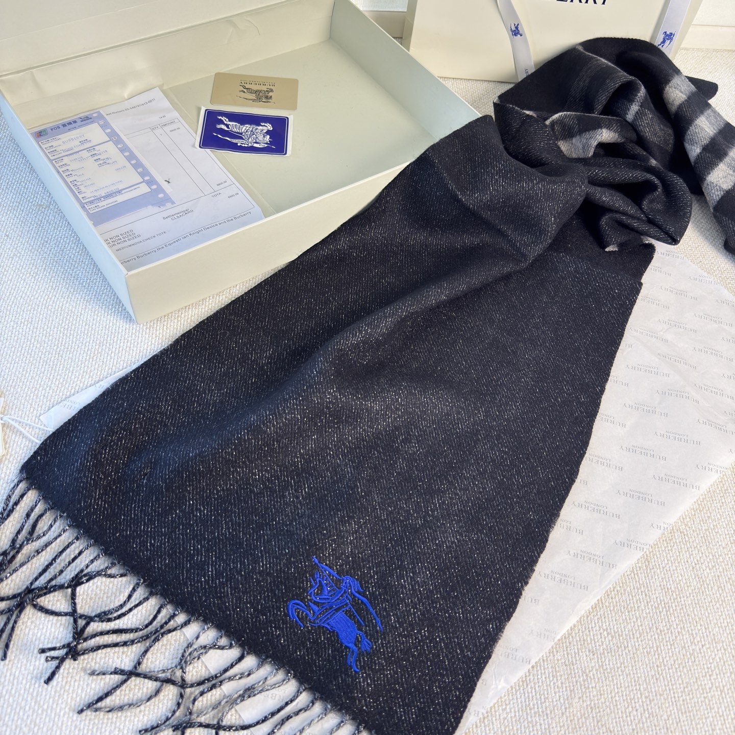 🆕‼️Burberry双面格纹金属线羊绒围巾，极品奢华，一面是经典羊绒格纹，一面是金银丝镶嵌的纯色，搭配