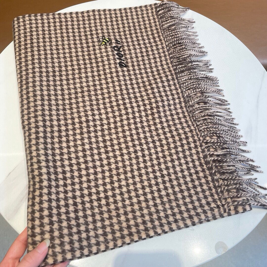 🆕【▪️ 惊艳！~让人过目不忘！HK贸易尾单 · 量少 · 手慢无❗️】D家千鸟格小披肩这款出来的效果真