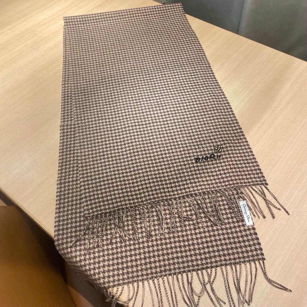 🆕【▪️ 惊艳！~让人过目不忘！HK贸易尾单 · 量少 · 手慢无❗️】D家千鸟格小披肩这款出来的效果真