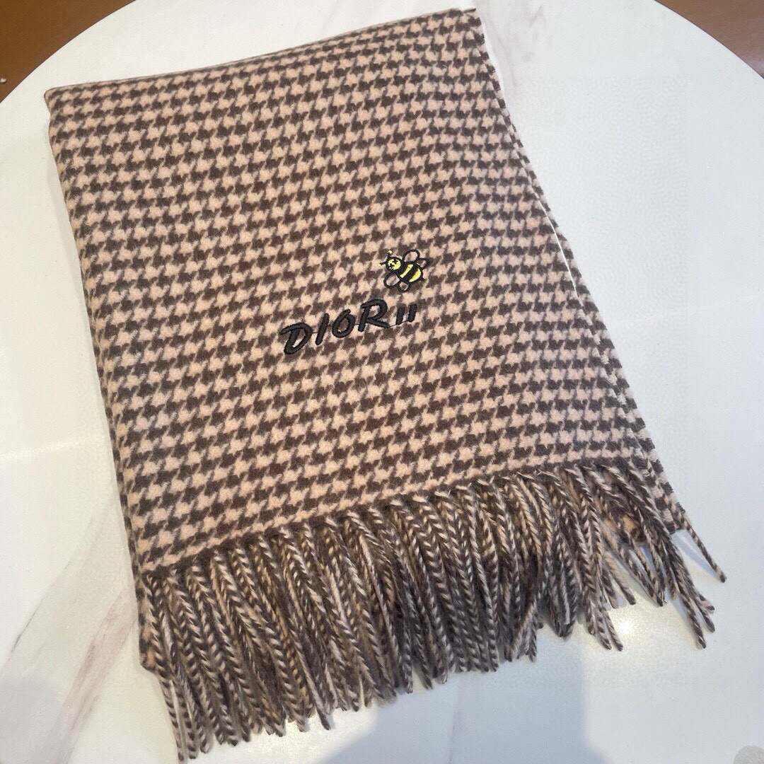 🆕【▪️ 惊艳！~让人过目不忘！HK贸易尾单 · 量少 · 手慢无❗️】D家千鸟格小披肩这款出来的效果真