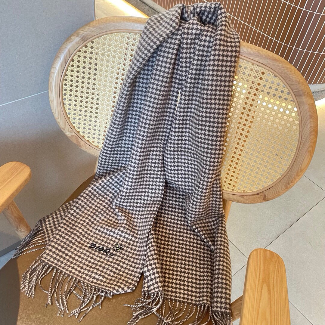 🆕【▪️ 惊艳！~让人过目不忘！HK贸易尾单 · 量少 · 手慢无❗️】D家千鸟格小披肩这款出来的效果真