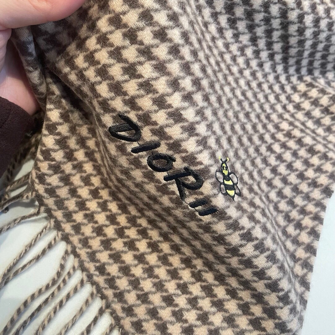 🆕【▪️ 惊艳！~让人过目不忘！HK贸易尾单 · 量少 · 手慢无❗️】D家千鸟格小披肩这款出来的效果真