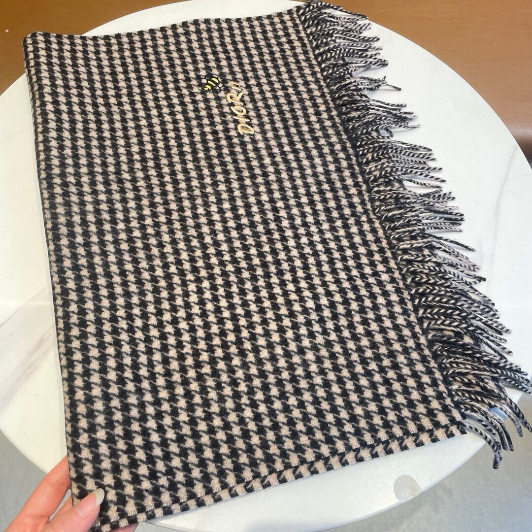 🆕【▪️ 惊艳！~让人过目不忘！HK贸易尾单 · 量少 · 手慢无❗️】D家千鸟格小披肩这款出来的效果真