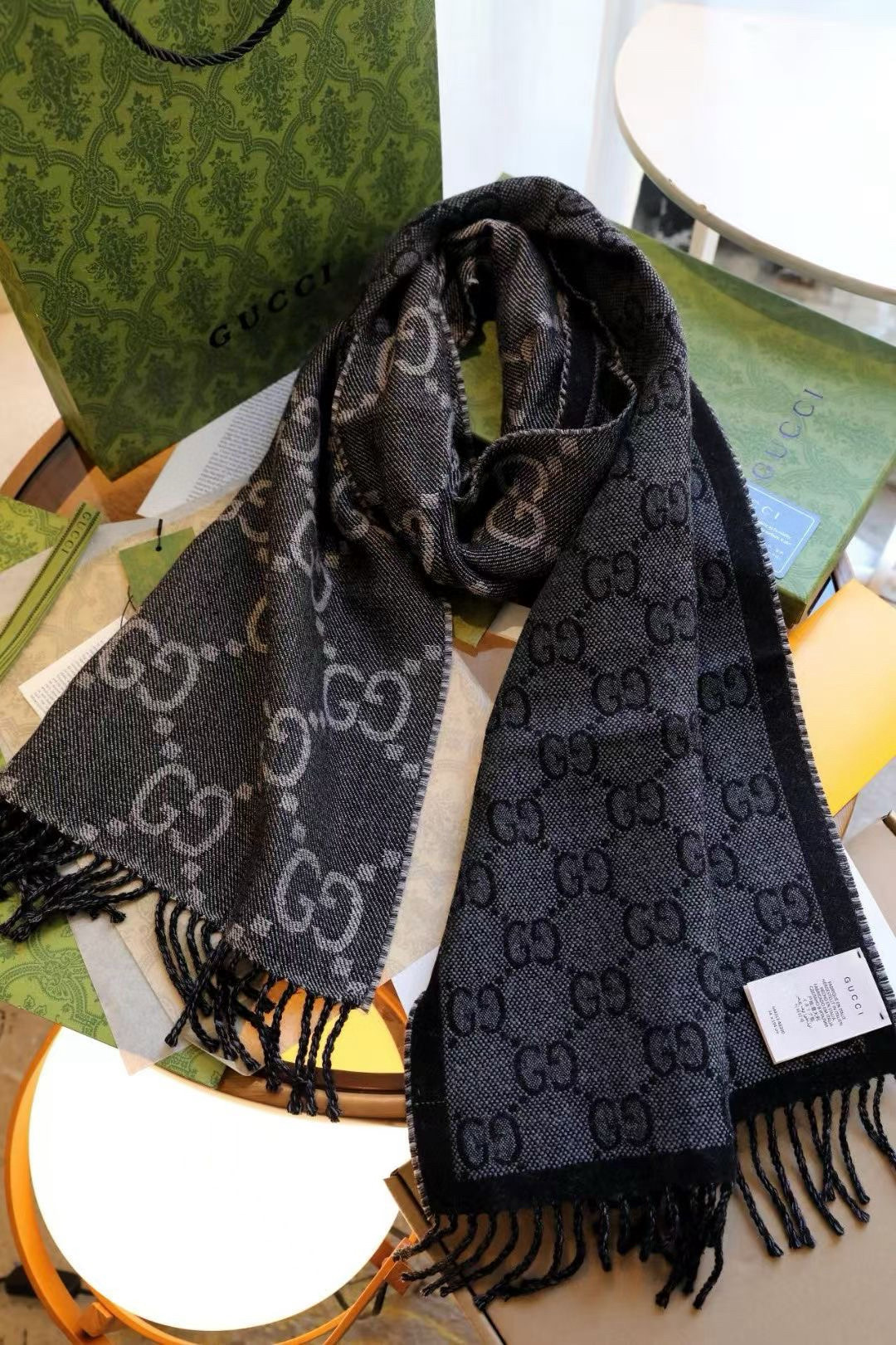 🆕Gucci新款围巾，男女同款❗️这个撞色实在太经典啦，质地不扎脖子，而且很显白，✨✨低调的奢侈感❗️极