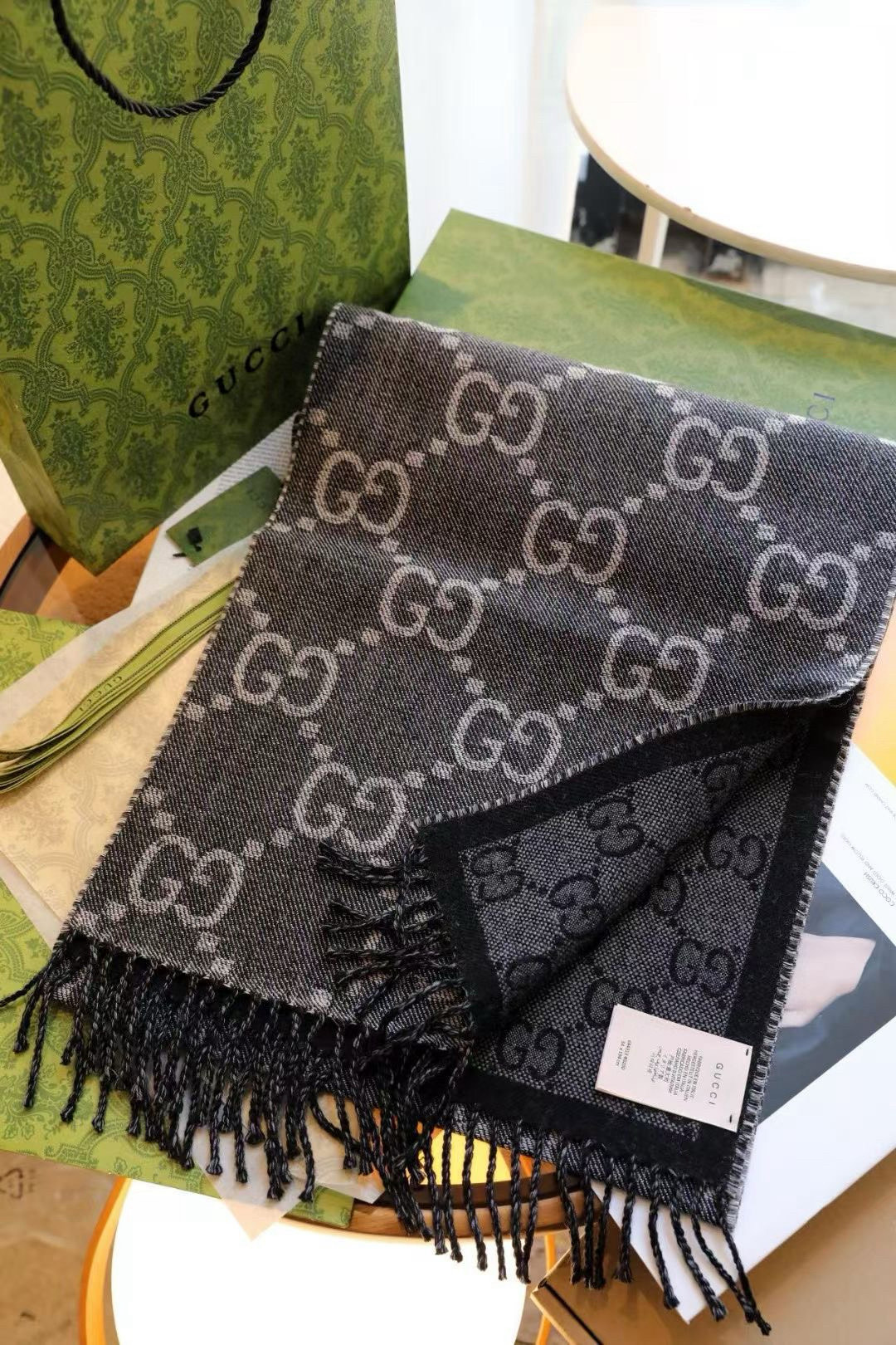 🆕Gucci新款围巾，男女同款❗️这个撞色实在太经典啦，质地不扎脖子，而且很显白，✨✨低调的奢侈感❗️极