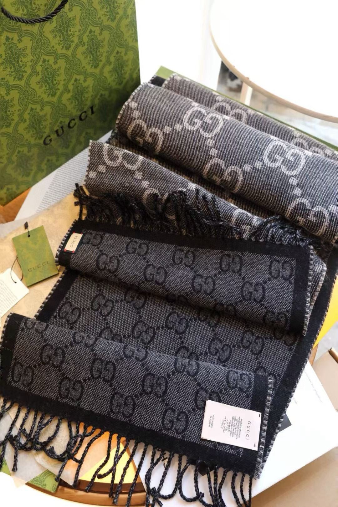 🆕Gucci新款围巾，男女同款❗️这个撞色实在太经典啦，质地不扎脖子，而且很显白，✨✨低调的奢侈感❗️极