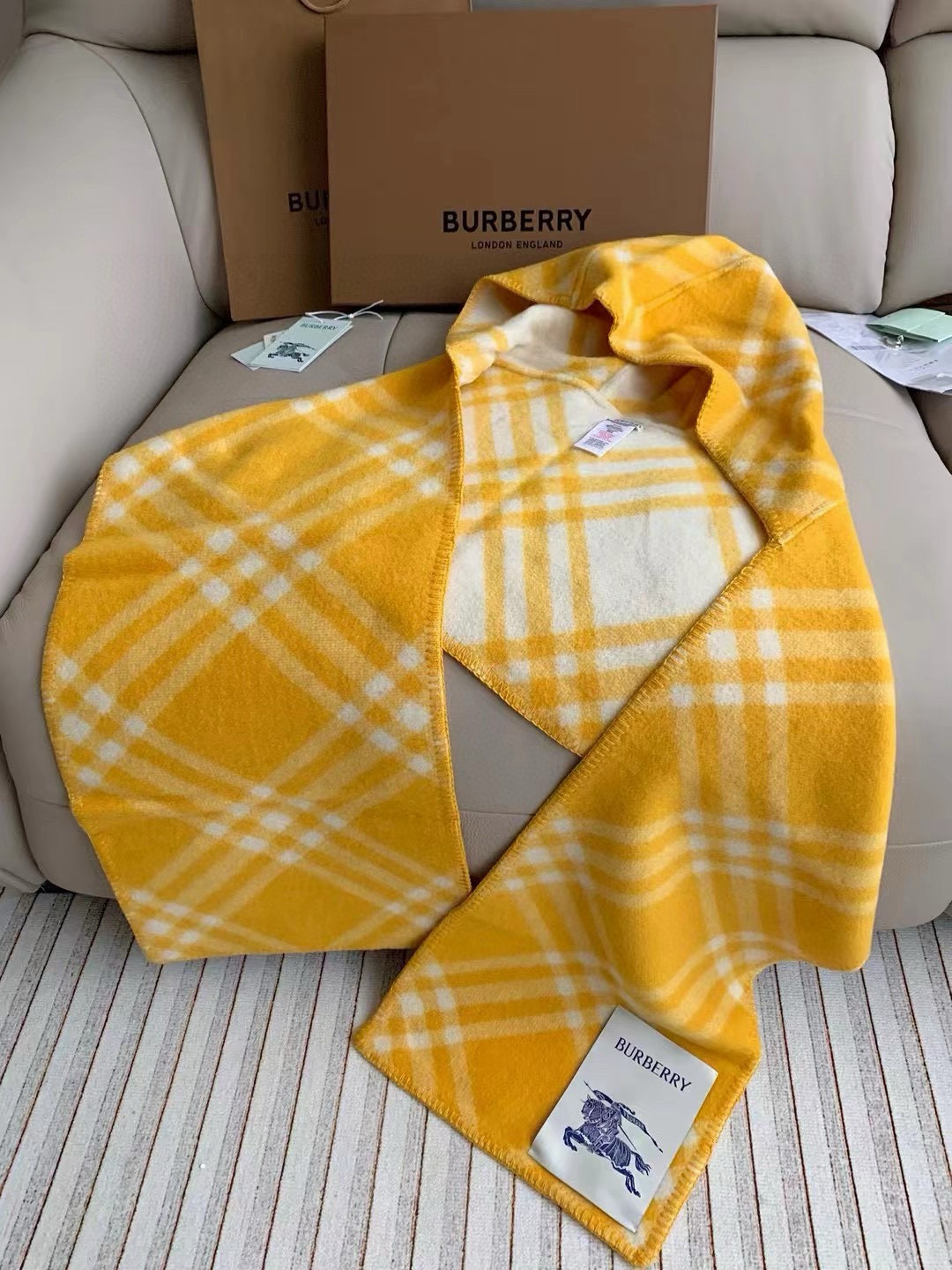 🆕。最火爆的 · Bur连帽围巾🎁冬天的尾巴黑马围巾全智贤同款巴宝莉格纹帽子羔毛围巾上架秒空！100%羊