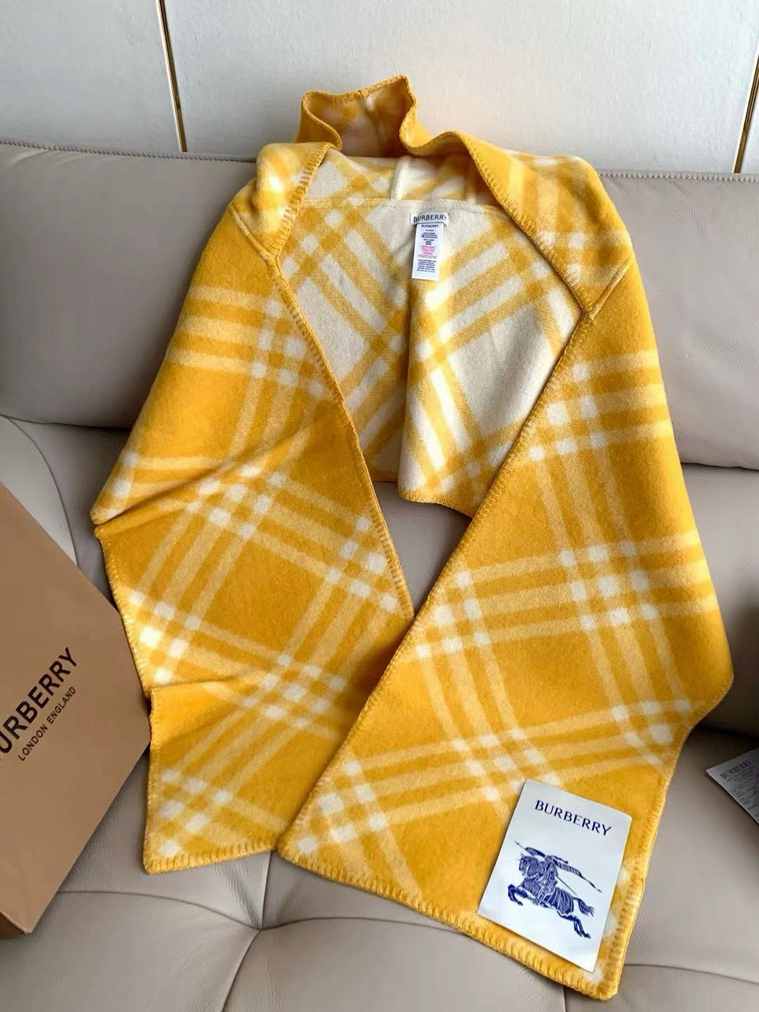 🆕。最火爆的 · Bur连帽围巾🎁冬天的尾巴黑马围巾全智贤同款巴宝莉格纹帽子羔毛围巾上架秒空！100%羊