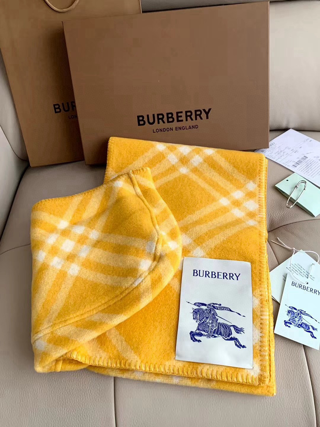 🆕。最火爆的 · Bur连帽围巾🎁冬天的尾巴黑马围巾全智贤同款巴宝莉格纹帽子羔毛围巾上架秒空！100%羊