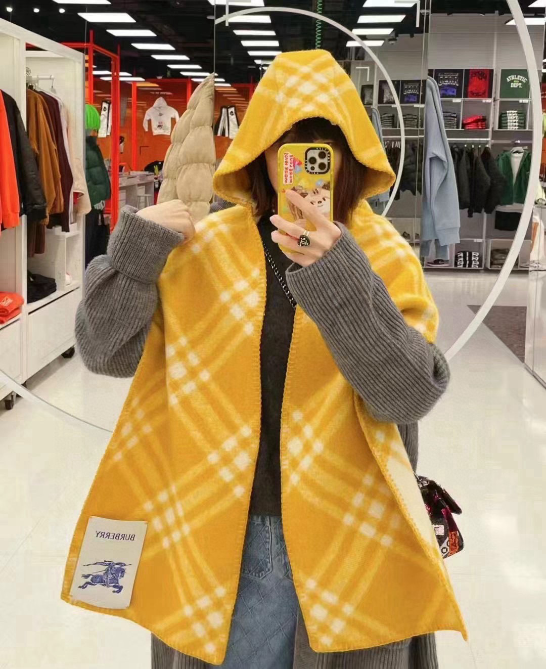 🆕。最火爆的 · Bur连帽围巾🎁冬天的尾巴黑马围巾全智贤同款巴宝莉格纹帽子羔毛围巾上架秒空！100%羊