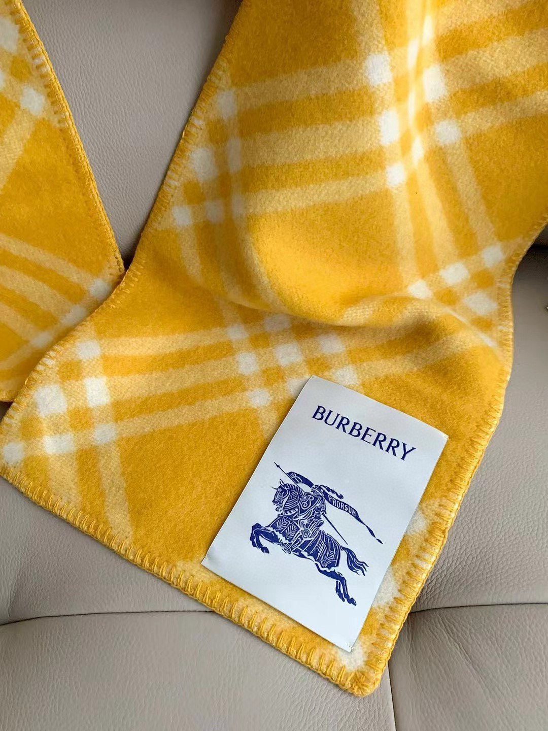 🆕。最火爆的 · Bur连帽围巾🎁冬天的尾巴黑马围巾全智贤同款巴宝莉格纹帽子羔毛围巾上架秒空！100%羊