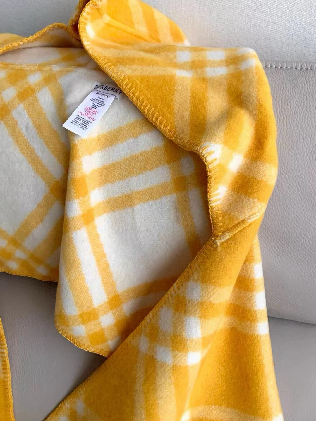 🆕。最火爆的 · Bur连帽围巾🎁冬天的尾巴黑马围巾全智贤同款巴宝莉格纹帽子羔毛围巾上架秒空！100%羊