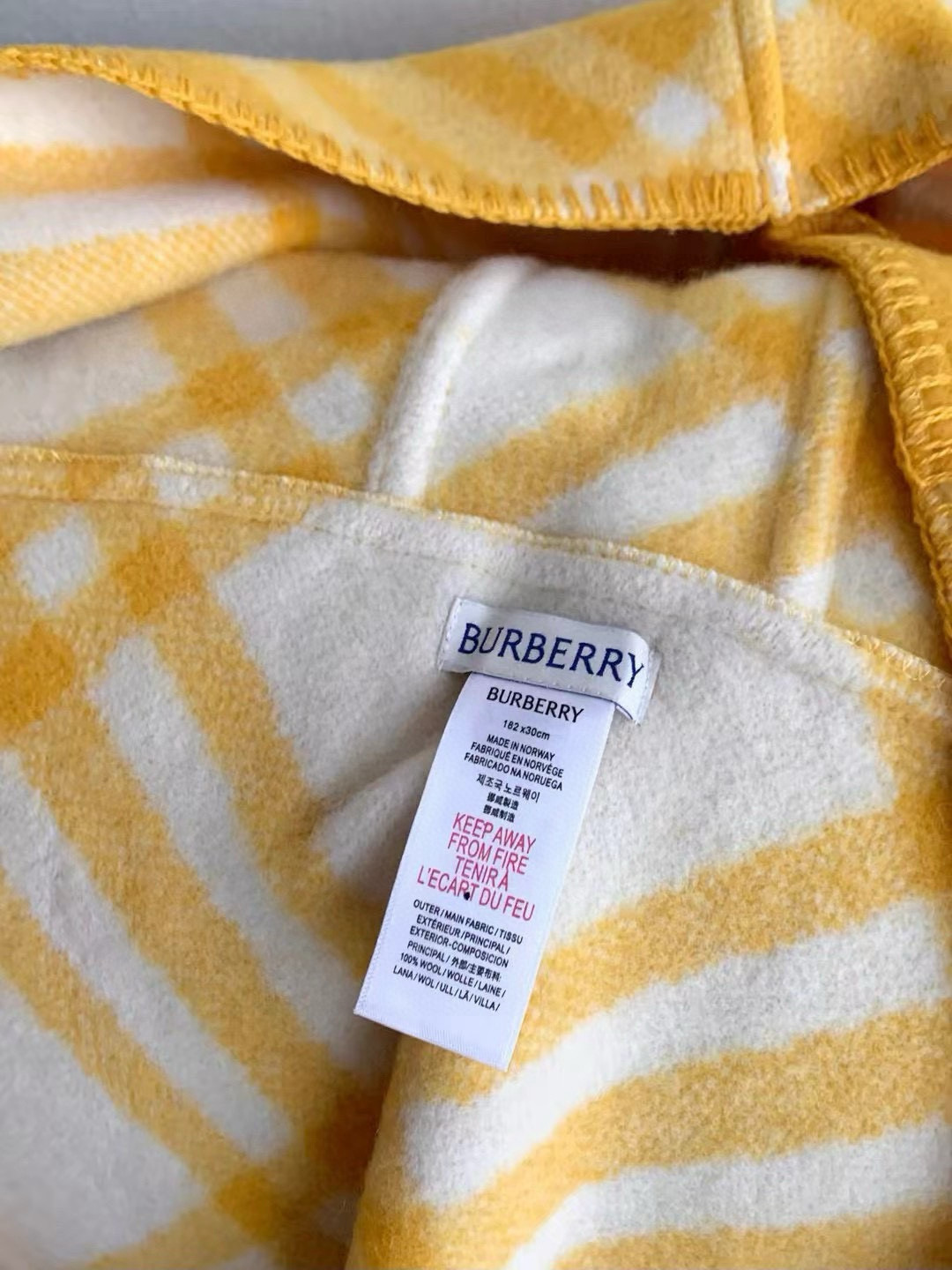 🆕。最火爆的 · Bur连帽围巾🎁冬天的尾巴黑马围巾全智贤同款巴宝莉格纹帽子羔毛围巾上架秒空！100%羊