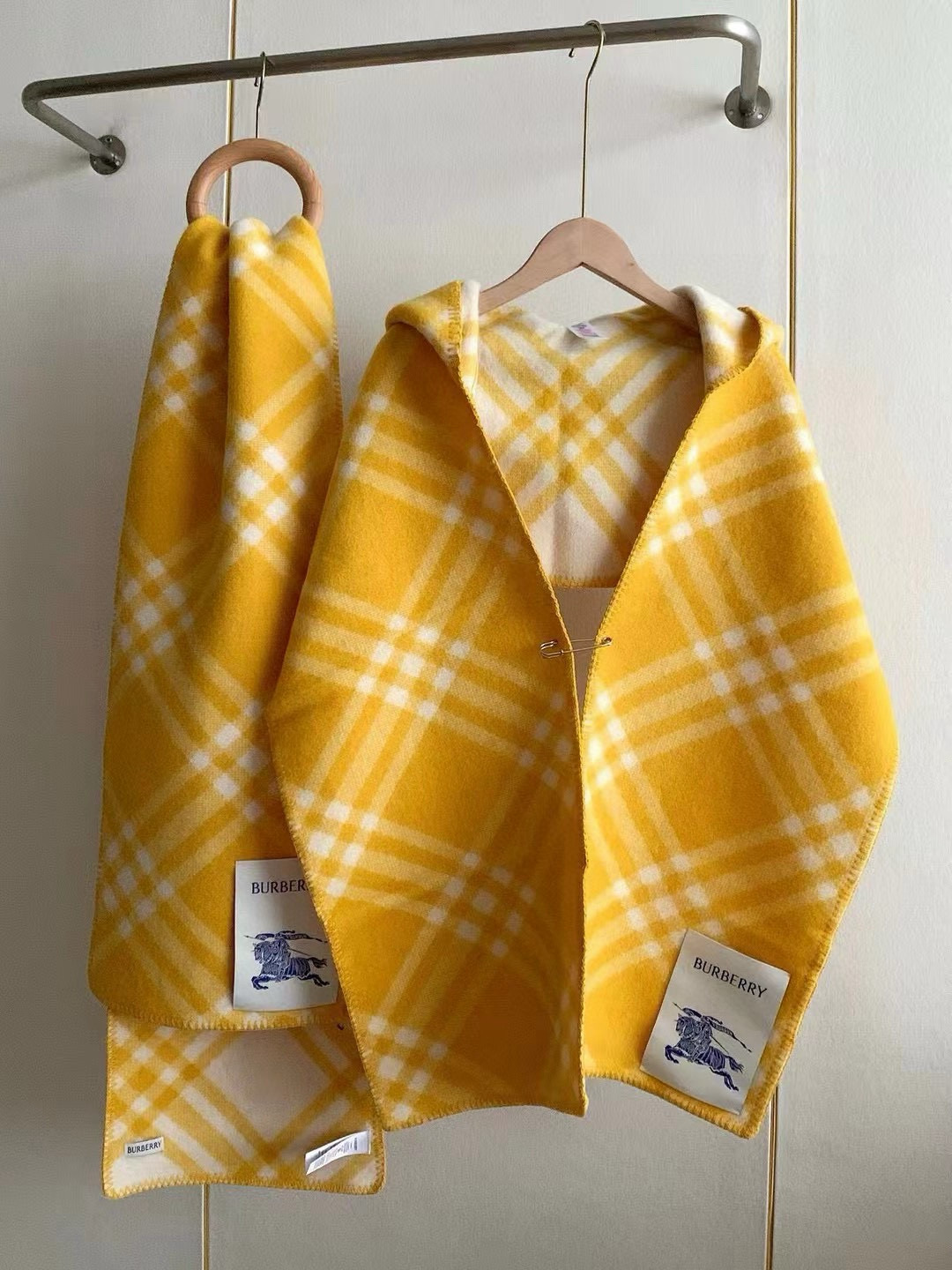 🆕。最火爆的 · Bur连帽围巾🎁冬天的尾巴黑马围巾全智贤同款巴宝莉格纹帽子羔毛围巾上架秒空！100%羊