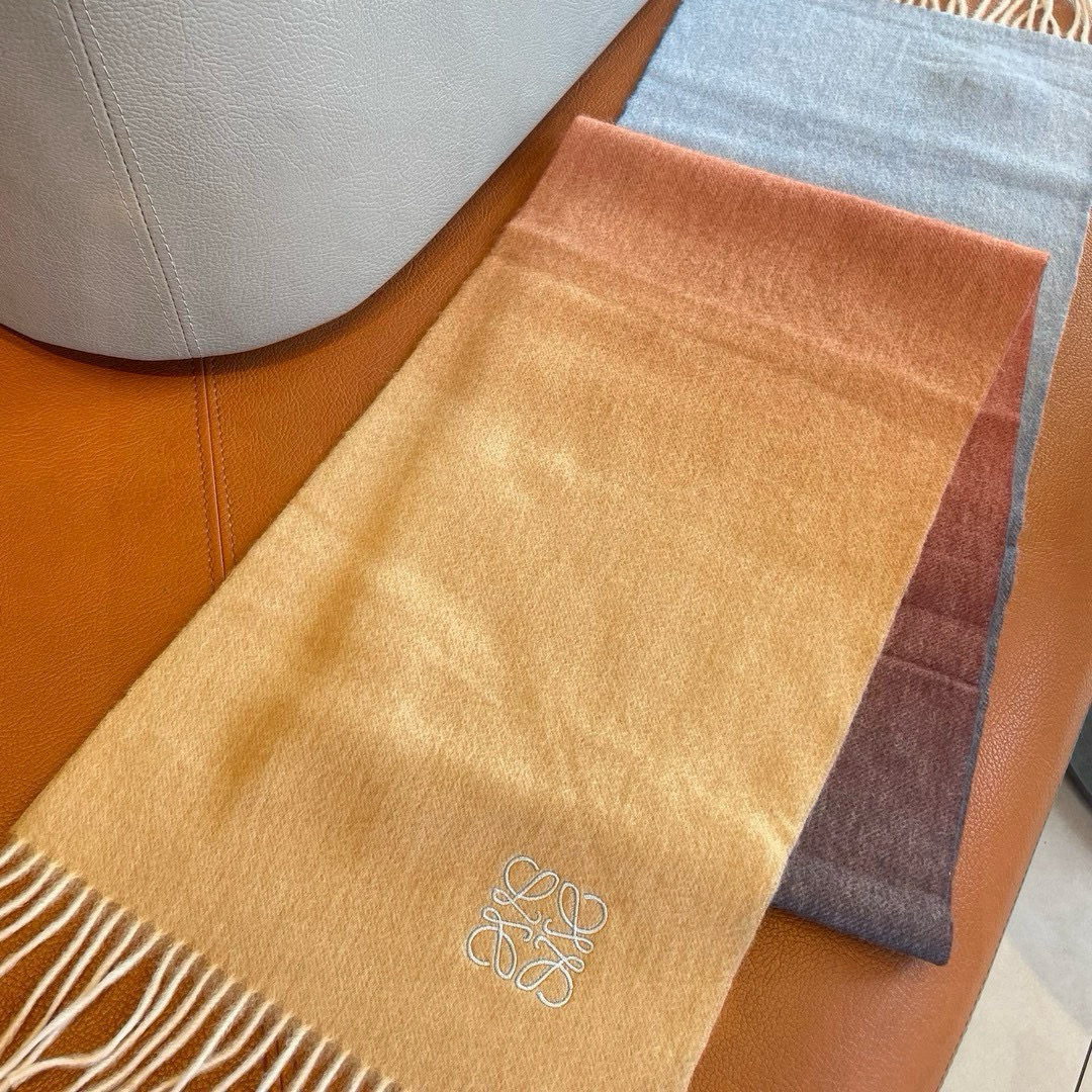 🆕 【▪Loewe · 罗意威渐变围巾，精致的温柔配色，超级迷恋❗️气质低调恬静又不失优雅❗️】重点推荐