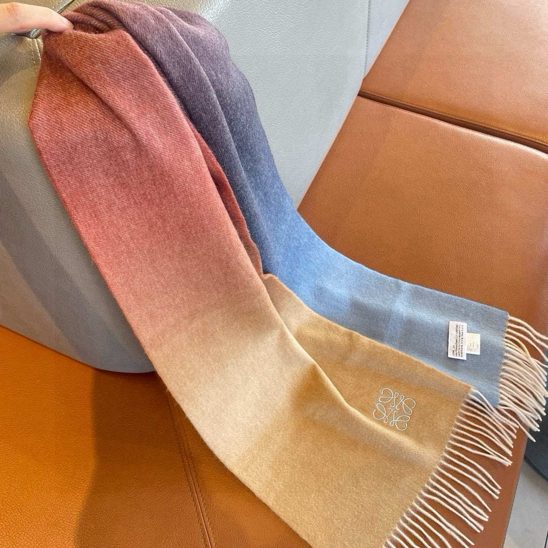 🆕 【▪Loewe · 罗意威渐变围巾，精致的温柔配色，超级迷恋❗️气质低调恬静又不失优雅❗️】重点推荐