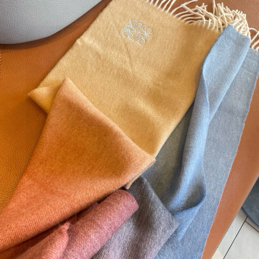 🆕 【▪Loewe · 罗意威渐变围巾，精致的温柔配色，超级迷恋❗️气质低调恬静又不失优雅❗️】重点推荐