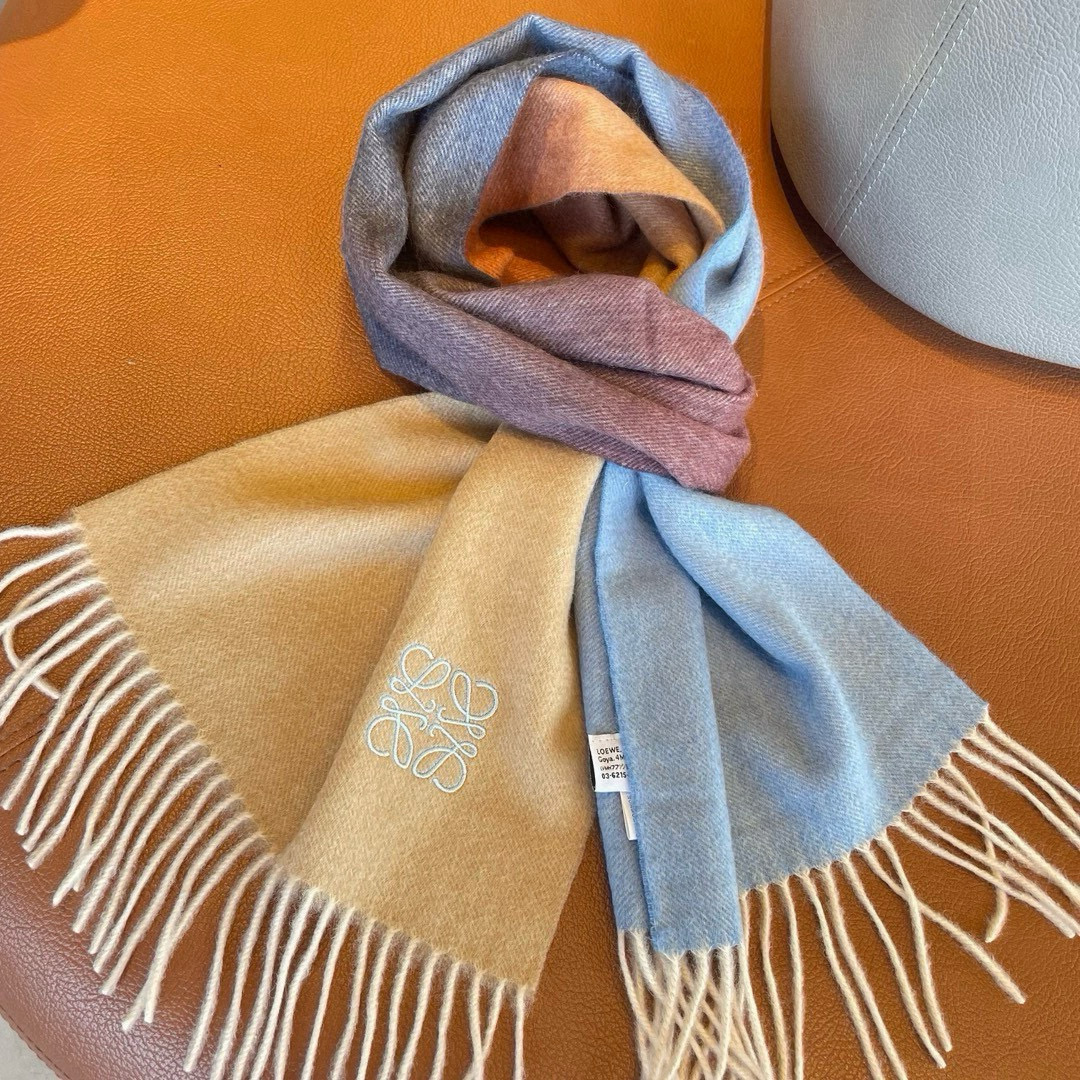 🆕 【▪Loewe · 罗意威渐变围巾，精致的温柔配色，超级迷恋❗️气质低调恬静又不失优雅❗️】重点推荐