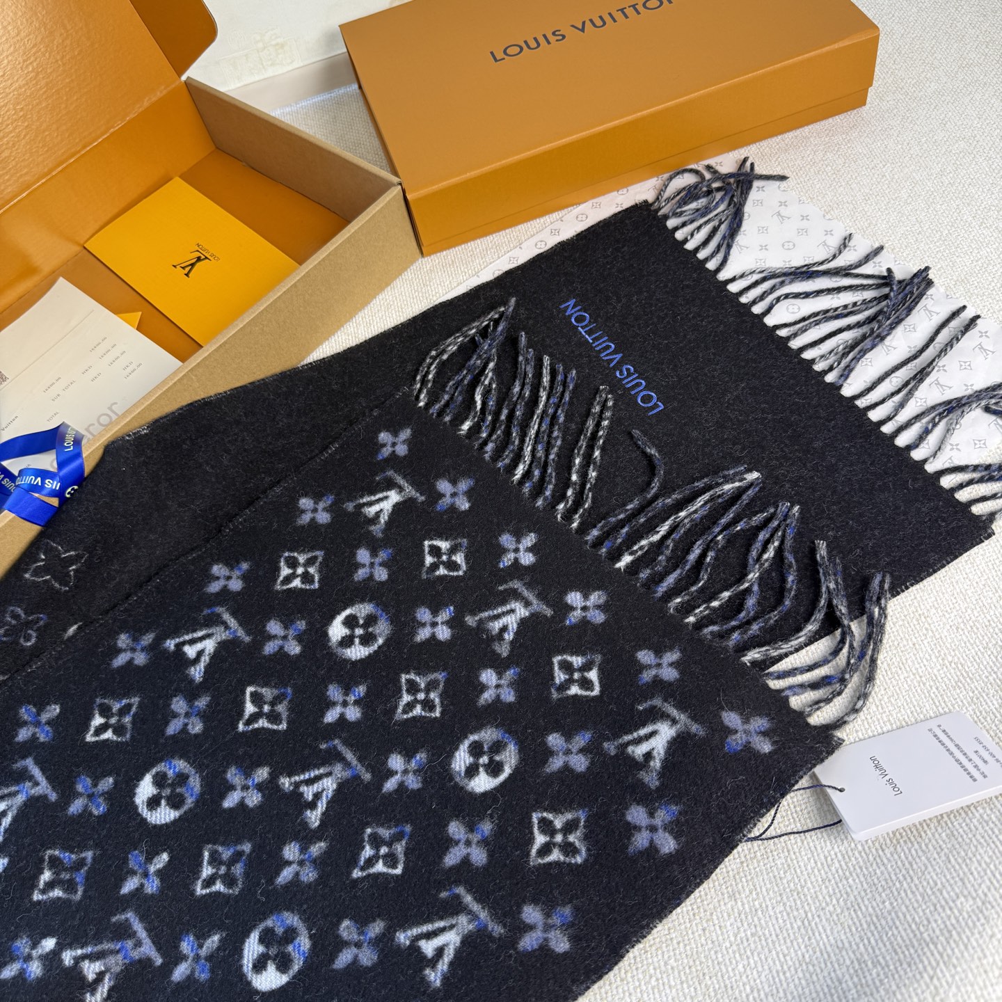 🆕【Louis Vuitton ·双面渐变格子花纹围巾】渐变提花经典设计完美，若隐若现的lv标志，siz