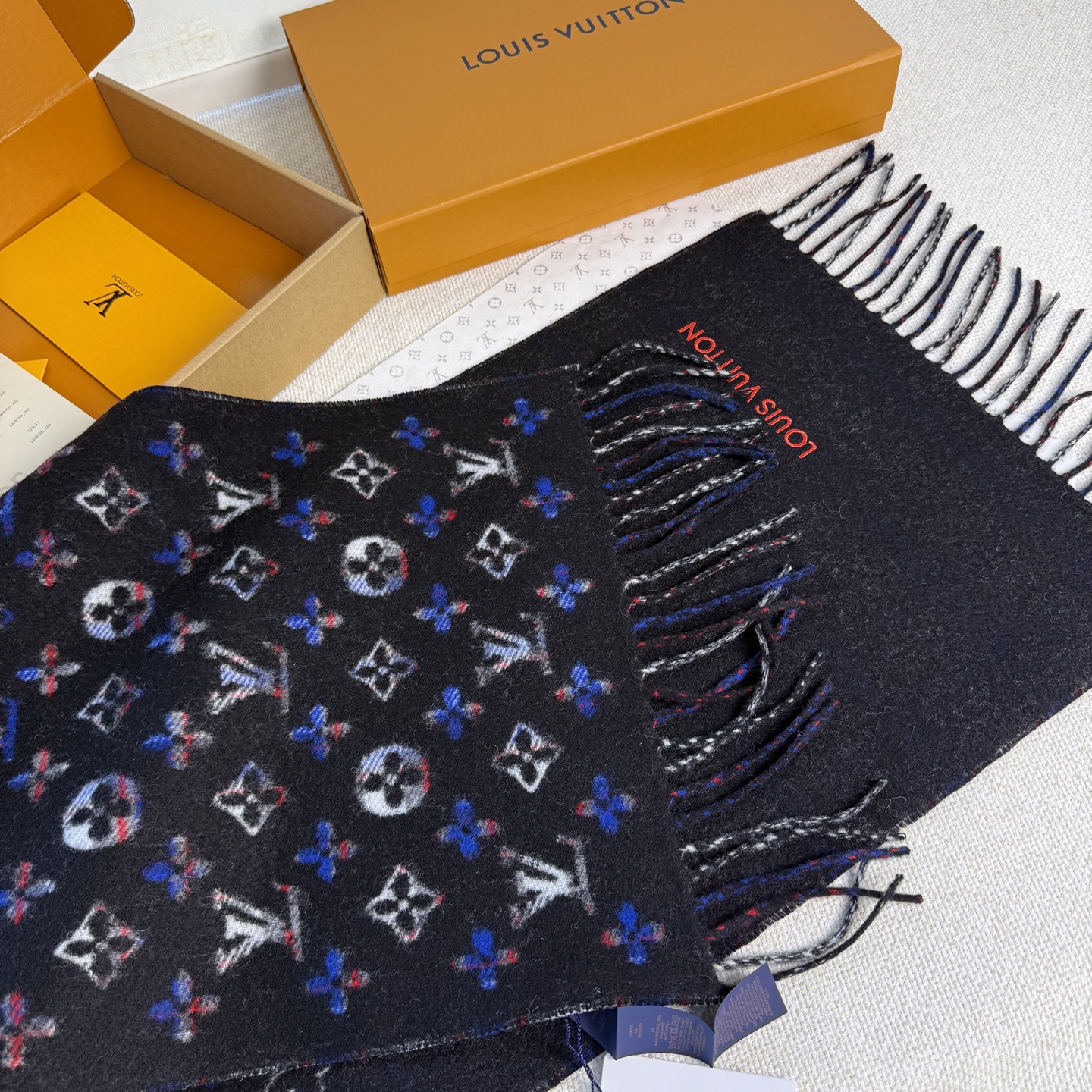 🆕【Louis Vuitton ·双面渐变格子花纹围巾】渐变提花经典设计完美，若隐若现的lv标志，siz