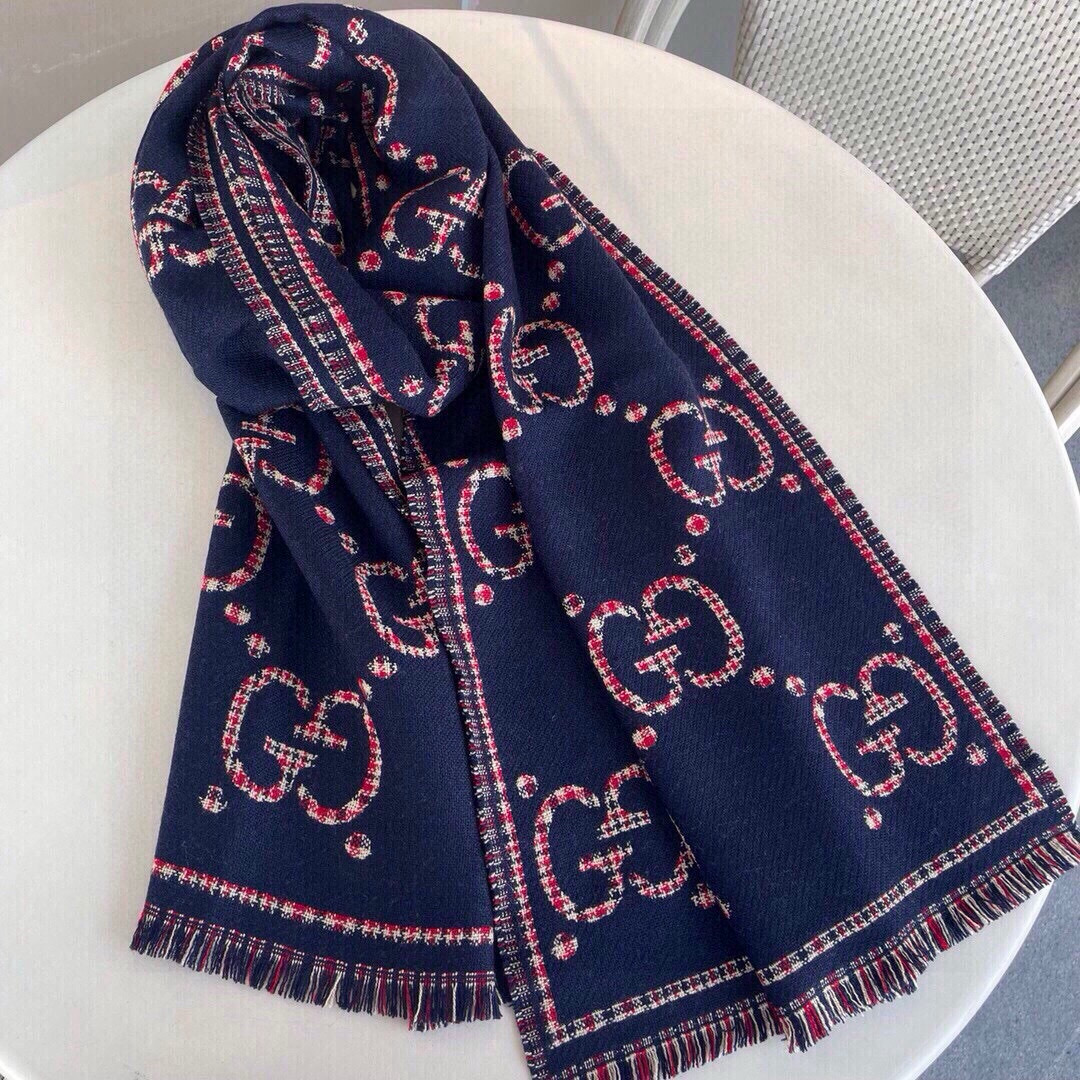 🆕品名:Gucci · 风格字母面料:羊毛尺寸:47*180羊毛真丝围巾,装饰超大造型设计GG图案。于1